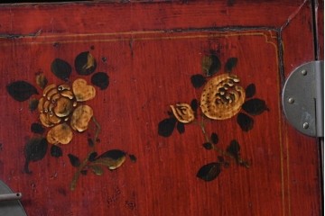 アジアンヴィンテージ　李朝家具　アンティーク調　朱色に花文様が可愛らしいキャビネット　(R-089518)