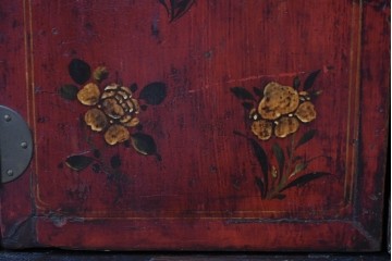 アジアンヴィンテージ　李朝家具　アンティーク調　朱色に花文様が可愛らしいキャビネット　(R-089518)