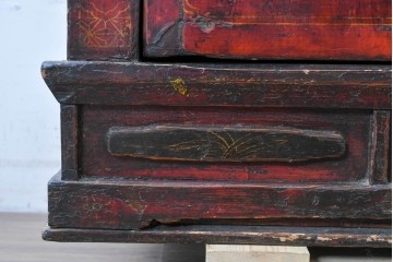 アジアンヴィンテージ　李朝家具　アンティーク調　朱色に花文様が可愛らしいキャビネット　(R-089518)