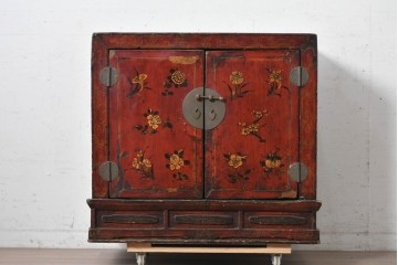 アジアンヴィンテージ　李朝家具　アンティーク調　朱色に花文様が可愛らしいキャビネット　(R-089519)