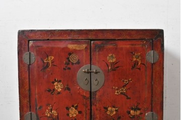アジアンヴィンテージ　李朝家具　アンティーク調　朱色に花文様が可愛らしいキャビネット　(R-089519)