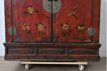 アジアンヴィンテージ　李朝家具　アンティーク調　朱色に花文様が可愛らしいキャビネット　(R-089519)