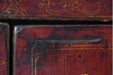 アジアンヴィンテージ　李朝家具　アンティーク調　朱色に花文様が可愛らしいキャビネット　(R-089519)
