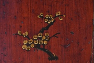 アジアンヴィンテージ　李朝家具　アンティーク調　朱色に花文様が可愛らしいキャビネット　(R-089519)