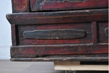 アジアンヴィンテージ　李朝家具　アンティーク調　朱色に花文様が可愛らしいキャビネット　(R-089519)