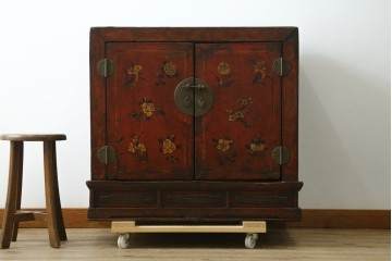 アジアンヴィンテージ　李朝家具　アンティーク調　朱色に花文様が可愛らしいキャビネット　(R-089519)