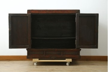 アジアンヴィンテージ　李朝家具　アンティーク調　朱色に花文様が可愛らしいキャビネット　(R-089519)