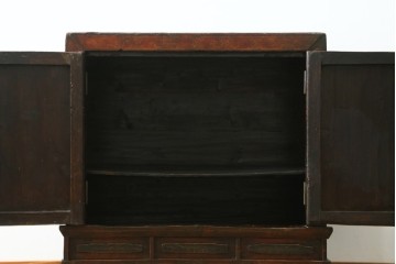アジアンヴィンテージ　李朝家具　アンティーク調　朱色に花文様が可愛らしいキャビネット　(R-089519)