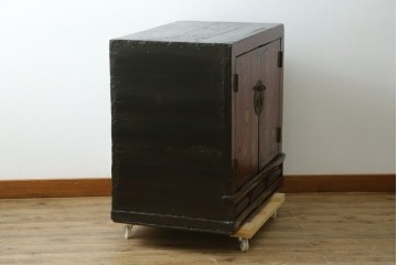 アジアンヴィンテージ　李朝家具　アンティーク調　朱色に花文様が可愛らしいキャビネット　(R-089519)