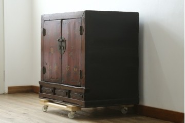 アジアンヴィンテージ　李朝家具　アンティーク調　朱色に花文様が可愛らしいキャビネット　(R-089519)