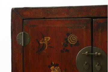 アジアンヴィンテージ　李朝家具　アンティーク調　朱色に花文様が可愛らしいキャビネット　(R-089519)