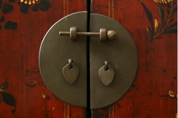 アジアンヴィンテージ　李朝家具　アンティーク調　朱色に花文様が可愛らしいキャビネット　(R-089519)