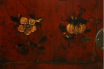 アジアンヴィンテージ　李朝家具　アンティーク調　朱色に花文様が可愛らしいキャビネット　(R-089519)