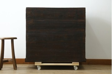 アジアンヴィンテージ　李朝家具　アンティーク調　朱色に花文様が可愛らしいキャビネット　(R-089519)