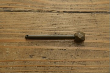 アジアンヴィンテージ　李朝家具　アンティーク調　朱色に花文様が可愛らしいキャビネット　(R-089519)