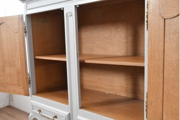 ヨーロッパヴィンテージ　フレンチスタイル　上品な佇まいのペイントキャビネット　(R-089521)
