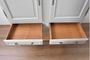ヨーロッパヴィンテージ　フレンチスタイル　上品な佇まいのペイントキャビネット　(R-089521)