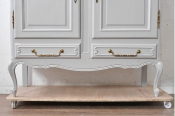 ヨーロッパヴィンテージ　フレンチスタイル　上品な佇まいのペイントキャビネット　(R-089521)