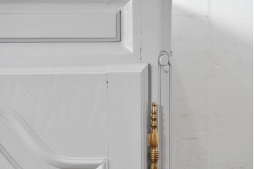 ヨーロッパヴィンテージ　フレンチスタイル　上品な佇まいのペイントキャビネット　(R-089521)