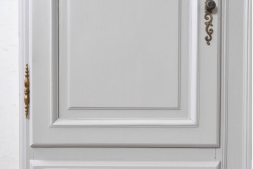 ヨーロッパヴィンテージ　フレンチスタイル　上品な佇まいのペイントキャビネット　(R-089521)
