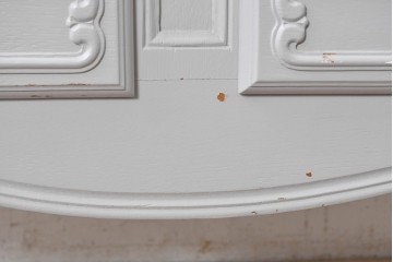 ヨーロッパヴィンテージ　フレンチスタイル　上品な佇まいのペイントキャビネット　(R-089521)