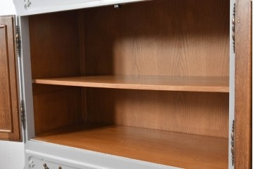 ヨーロッパヴィンテージ　フレンチスタイル　上品な佇まいの彫刻入りペイントキャビネット　(R-089522)