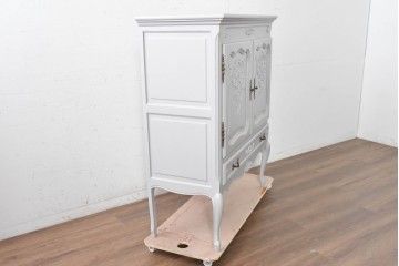 ヨーロッパヴィンテージ　フレンチスタイル　上品な佇まいの彫刻入りペイントキャビネット　(R-089522)