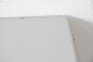 ヨーロッパヴィンテージ　フレンチスタイル　上品な佇まいの彫刻入りペイントキャビネット　(R-089522)