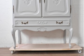 ヨーロッパヴィンテージ　フレンチスタイル　上品な佇まいの彫刻入りペイントキャビネット　(R-089522)