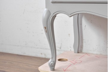 ヨーロッパヴィンテージ　フレンチスタイル　上品な佇まいの彫刻入りペイントキャビネット　(R-089522)