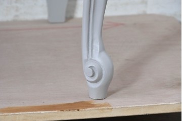 ヨーロッパヴィンテージ　フレンチスタイル　上品な佇まいの彫刻入りペイントキャビネット　(R-089522)