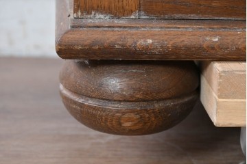 ポーランドヴィンテージ　GRUDZIADZKIE FABRYKI MEBLI　オーク材　曲線的な意匠が目を引くキャビネット　(R-089523)