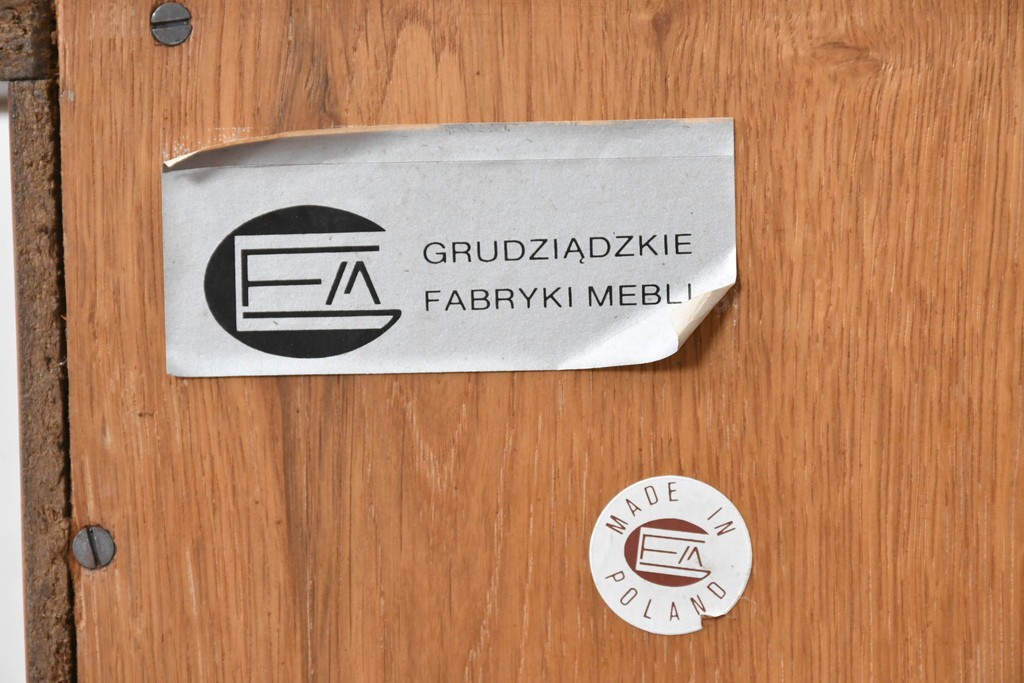 ポーランドヴィンテージ　GRUDZIADZKIE FABRYKI MEBLI　オーク材　曲線的な意匠が目を引くキャビネット　(R-089523)