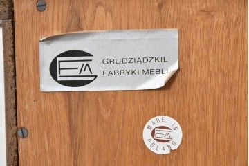 ポーランドヴィンテージ　GRUDZIADZKIE FABRYKI MEBLI　オーク材　曲線的な意匠が目を引くキャビネット　(R-089523)
