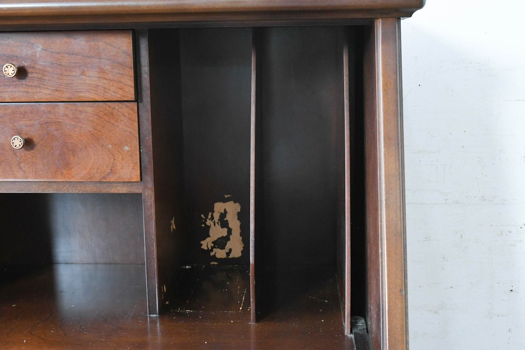 中古　国会議事堂納品の高級家具メーカー　徳田家具　彫刻意匠が上品なライティングビューロー　(R-089524)
