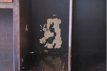 中古　国会議事堂納品の高級家具メーカー　徳田家具　彫刻意匠が上品なライティングビューロー　(R-089524)