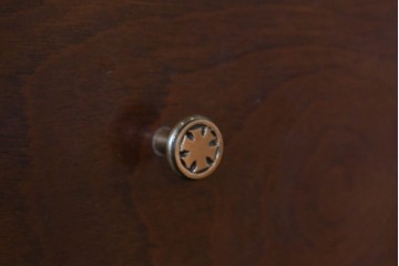 中古　国会議事堂納品の高級家具メーカー　徳田家具　彫刻意匠が上品なライティングビューロー　(R-089524)