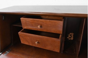中古　国会議事堂納品の高級家具メーカー　徳田家具　彫刻意匠が上品なライティングビューロー　(R-089524)