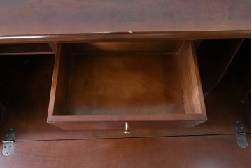 中古　国会議事堂納品の高級家具メーカー　徳田家具　彫刻意匠が上品なライティングビューロー　(R-089524)
