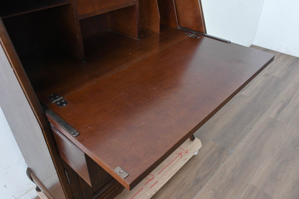 中古　国会議事堂納品の高級家具メーカー　徳田家具　彫刻意匠が上品なライティングビューロー　(R-089524)