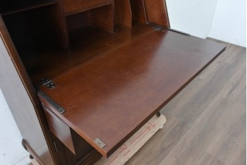 中古　国会議事堂納品の高級家具メーカー　徳田家具　彫刻意匠が上品なライティングビューロー　(R-089524)