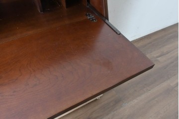 中古　国会議事堂納品の高級家具メーカー　徳田家具　彫刻意匠が上品なライティングビューロー　(R-089524)