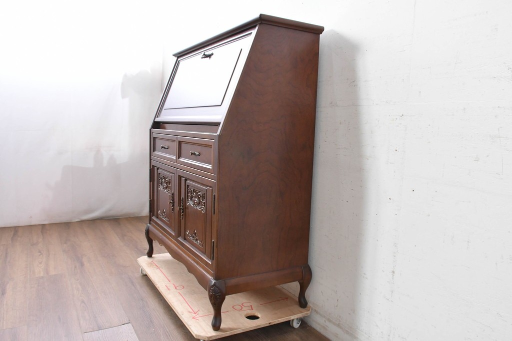 中古　国会議事堂納品の高級家具メーカー　徳田家具　彫刻意匠が上品なライティングビューロー　(R-089524)