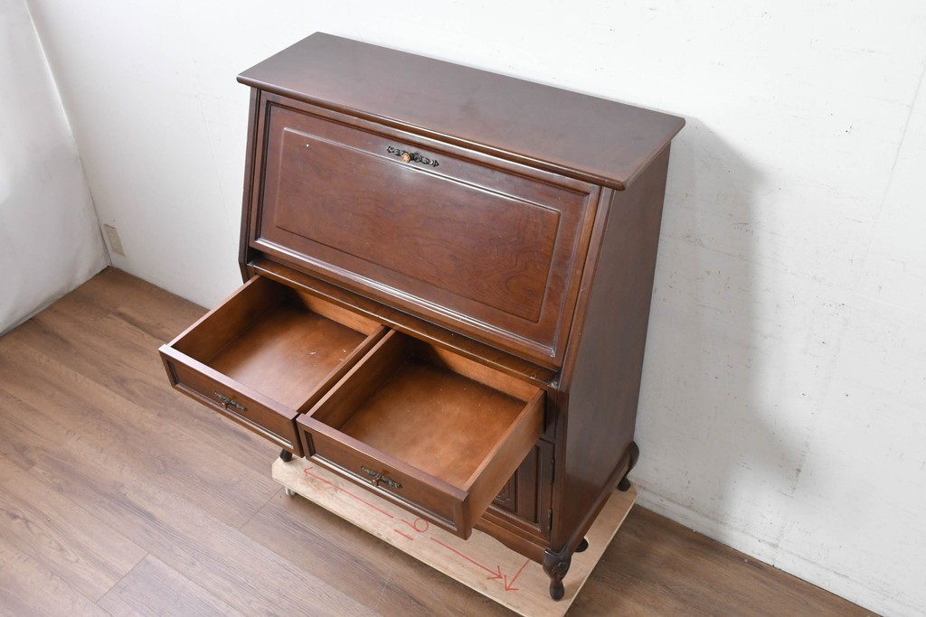 中古　国会議事堂納品の高級家具メーカー　徳田家具　彫刻意匠が上品なライティングビューロー　(R-089524)