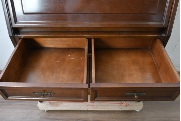 中古　国会議事堂納品の高級家具メーカー　徳田家具　彫刻意匠が上品なライティングビューロー　(R-089524)