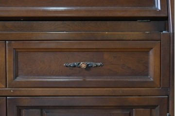 中古　国会議事堂納品の高級家具メーカー　徳田家具　彫刻意匠が上品なライティングビューロー　(R-089524)