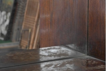 イギリスアンティーク　上手物!!　オーク材　ステンドグラス入り　クラシカルな意匠のサイドバイサイドビューローブックケース　(R-089525)
