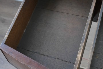 イギリスアンティーク　マホガニー材　天板の曲線がやわらかな印象を与えるシンプルなデザインのデスク　(R-089526)