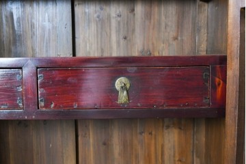 中国ヴィンテージ　アンティーク調　金彩を施した木彫りが異国情緒あふれるオリエンタルなキャビネット　(R-089528)