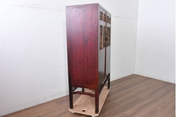 中国ヴィンテージ　アンティーク調　金彩を施した木彫りが異国情緒あふれるオリエンタルなキャビネット　(R-089528)
